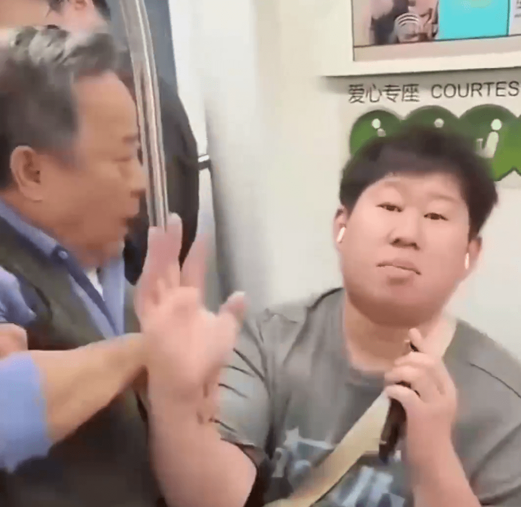 老翁硬拉年輕男逼讓座,男子仍堅持不讓座,還要坐在對面的一位乘客幫忙拍下。 老翁硬拉年輕男逼讓座,男子仍堅持不讓座,還要坐在對面的一位乘客幫忙拍下。