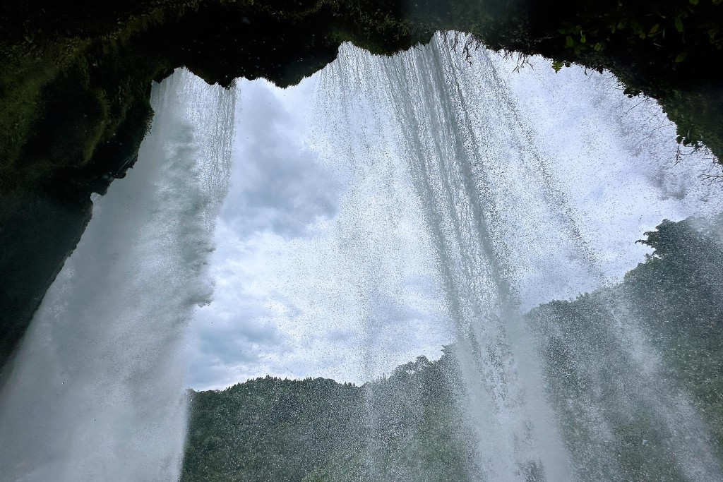 置身「水濂洞」，可從洞內外聽瀑、觀瀑，甚至伸手觸摸瀑布。圖片授權David Cheng