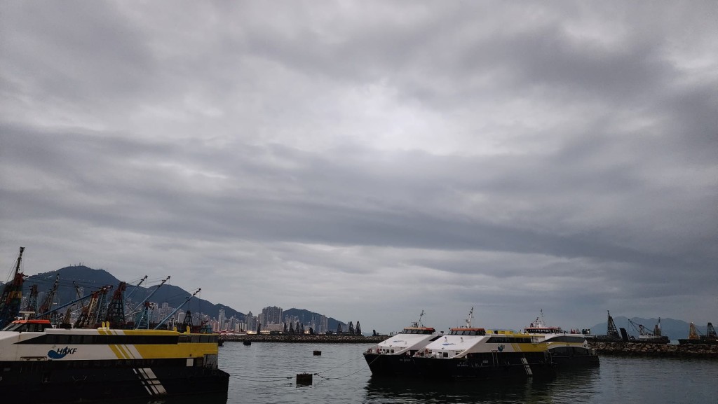 本港地區今日大致多雲,早晚有一兩陣微雨。黎志偉攝 本港地區今日大致多雲,早晚有一兩陣微雨。黎志偉攝