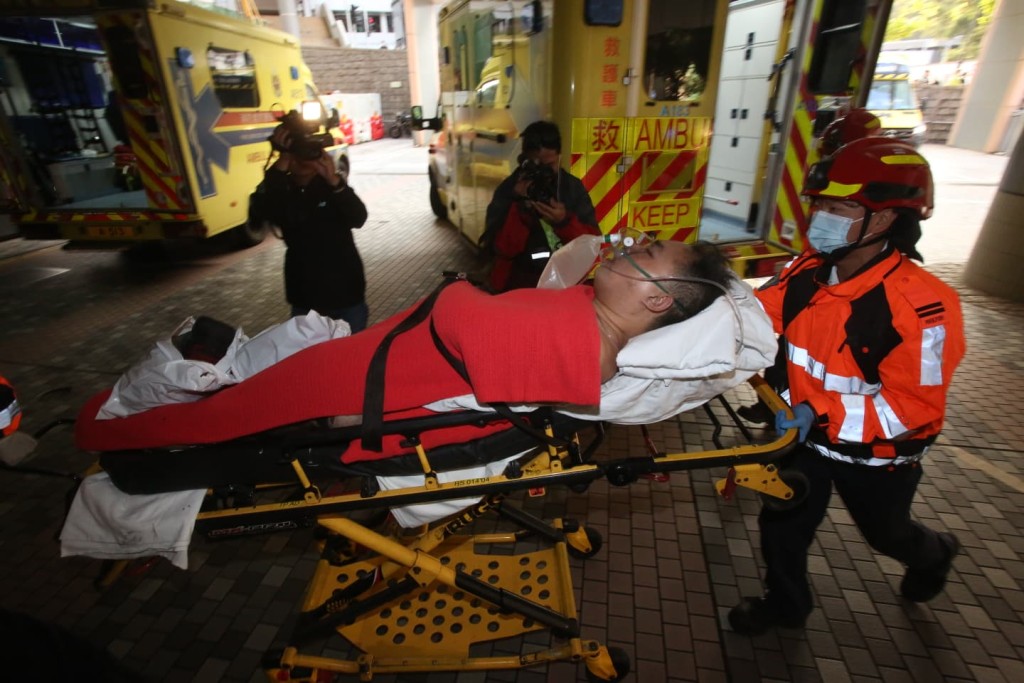 火警中有多人受傷,需要送院。 火警中有多人受傷,需要送院。