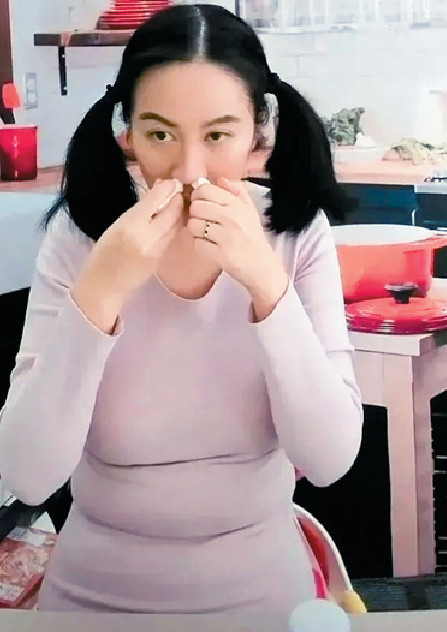 ■葉璇早前直播的造型騎呢,她坦言為效果。 ■葉璇早前直播的造型騎呢,她坦言為效果。