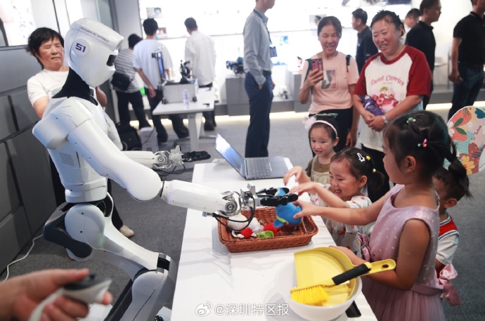 全球首家機器人6S店開放日暨機器人街區首場巡演活動。 深圳特區報 全球首家機器人6S店開放日暨機器人街區首場巡演活動。 深圳特區報