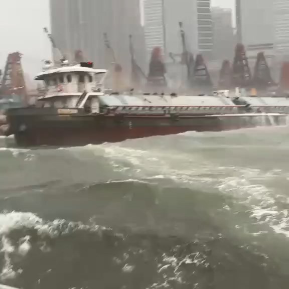 一艘內地貨船在9號風球懸掛期間於油麻地避風塘對外海面入水。香港水警Instagram片段截圖 一艘內地貨船在9號風球懸掛期間於油麻地避風塘對外海面入水。香港水警Instagram片段截圖
