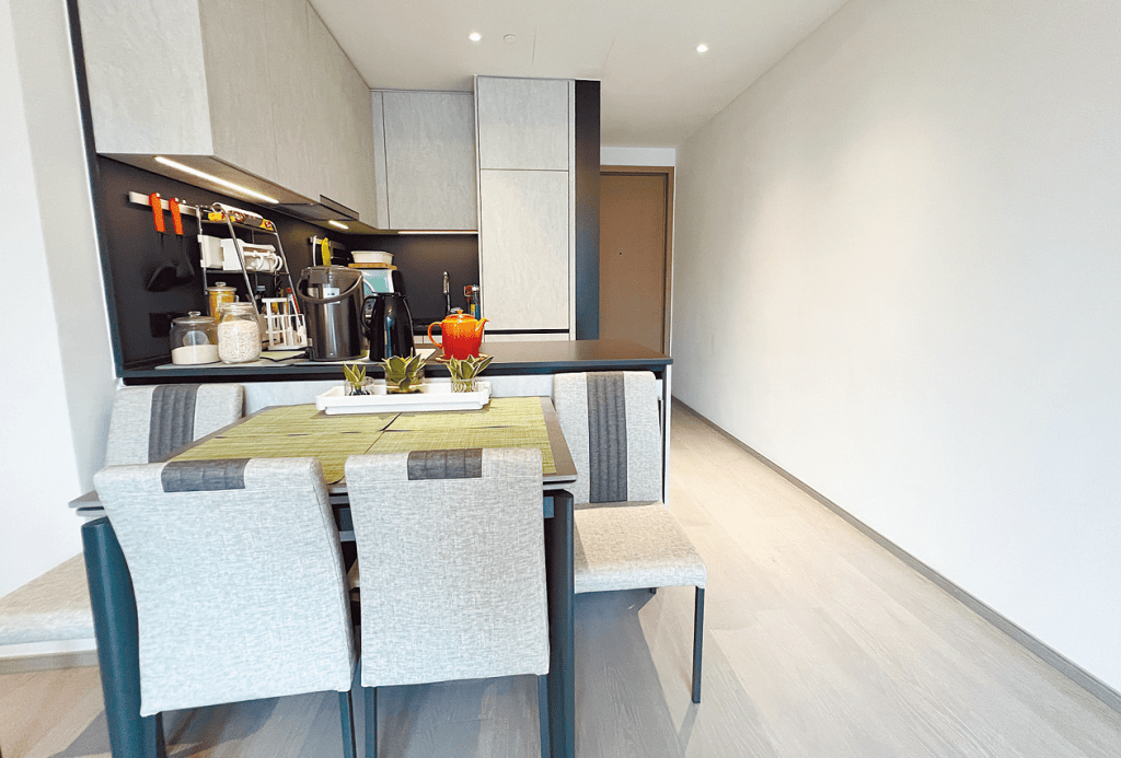 飯廳連開放式廚房設計，令空間更寬敞。