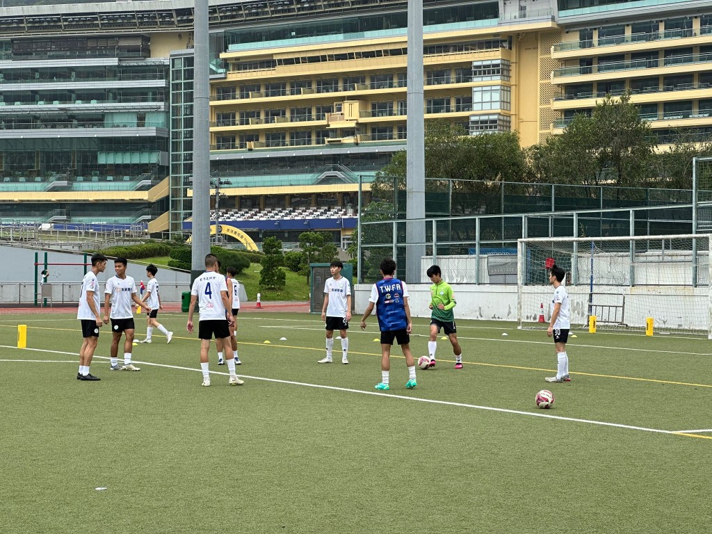 荃灣到場後才發現場地同時被租予兩個總會。 荃灣足球會圖片