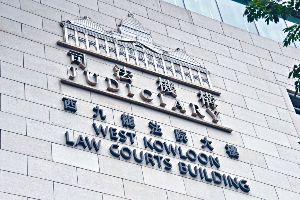 副學士畢業生破壞港鐵太子站內設施等共三罪。於西九法院被判監禁一年。