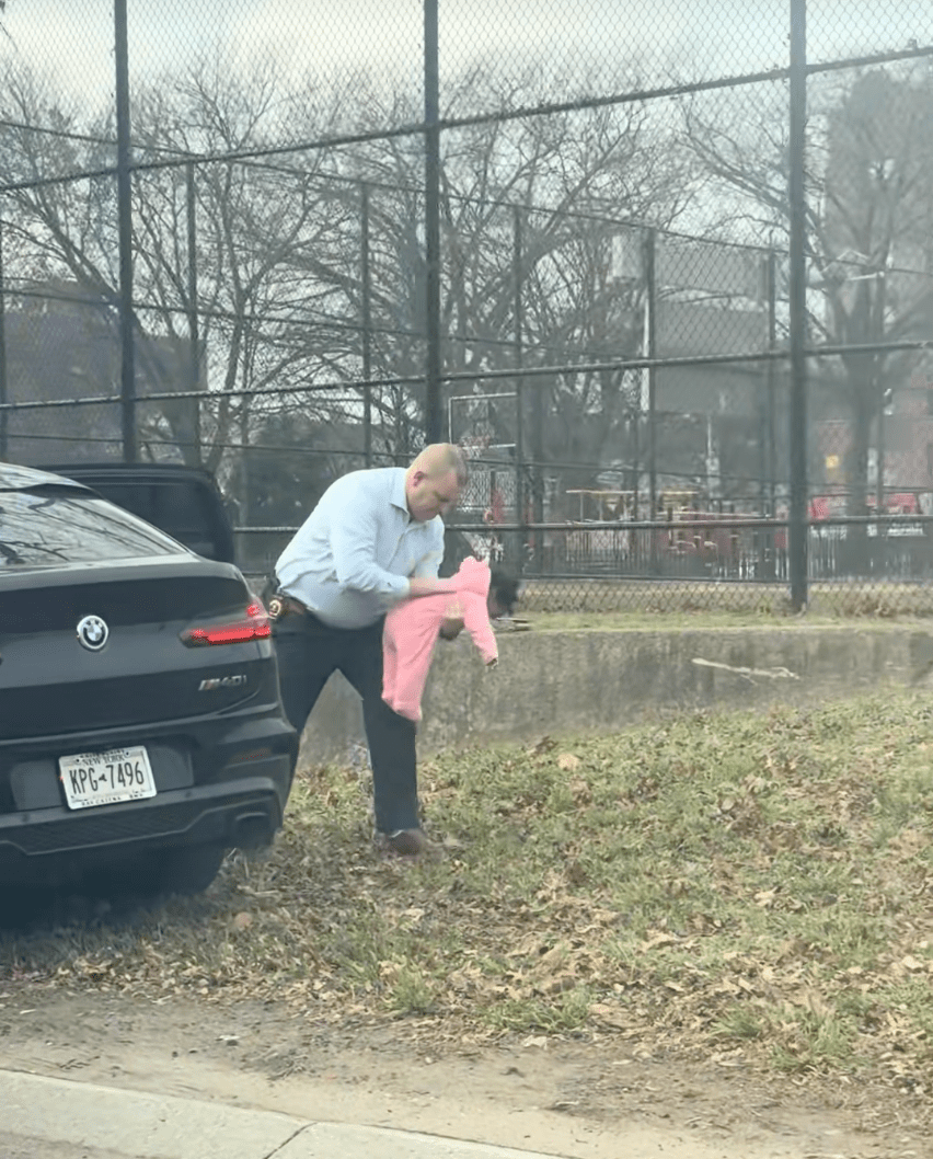 警員為女嬰連續拍背。Tiktok @ simplysandra__ 片段截圖 警員為女嬰連續拍背。Tiktok @ simplysandra__ 片段截圖