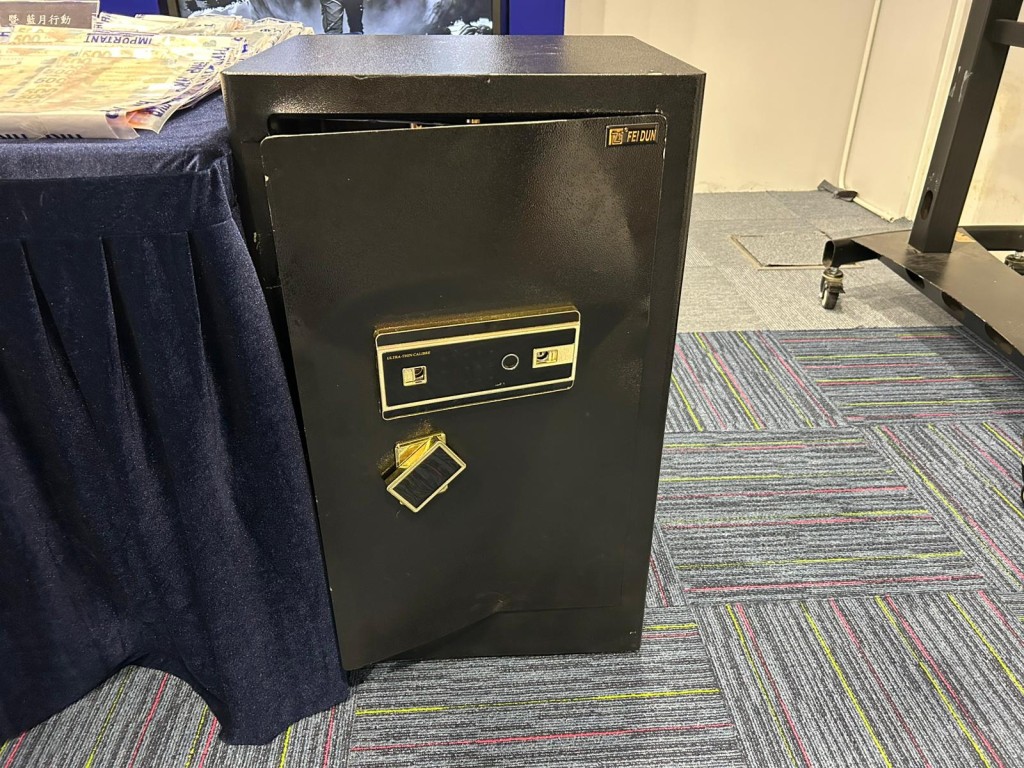 警方展示證物。 警方展示證物。