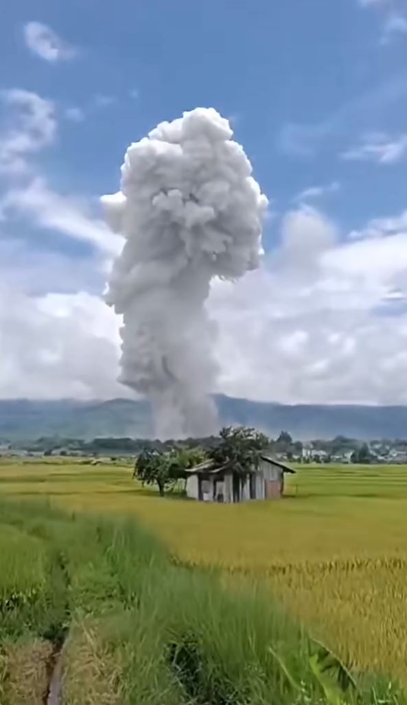 爆炸威力強大，遠處清楚看到蘑菇雲直衝半空。