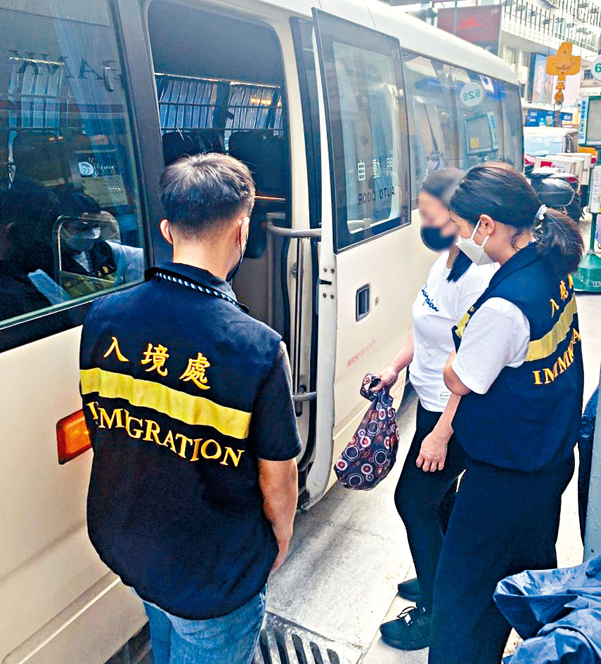 入境處人員拘捕涉嫌非法勞工。