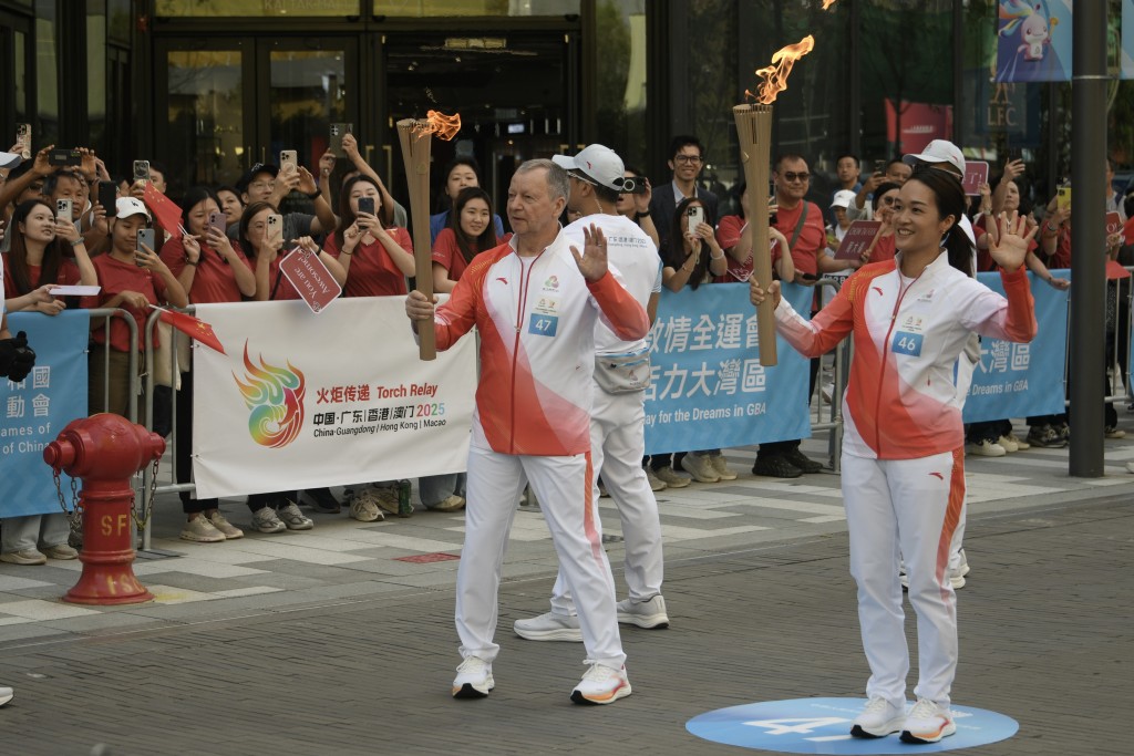 第46棒的周大福副主席兼執行董事鄭志雯,傳予第47棒的馬會行政總裁應家柏。陳浩元攝 第46棒的周大福副主席兼執行董事鄭志雯,傳予第47棒的馬會行政總裁應家柏。陳浩元攝