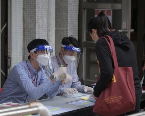 居民領樣本樽。