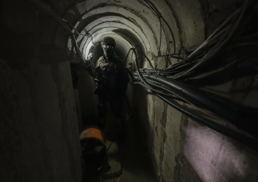 以軍宣稱，在聯合國巴勒斯坦難民救濟和工程處（近東救濟工程處）於加沙的總部地下，找到一條供哈馬斯成員使用的地下通道。美聯社