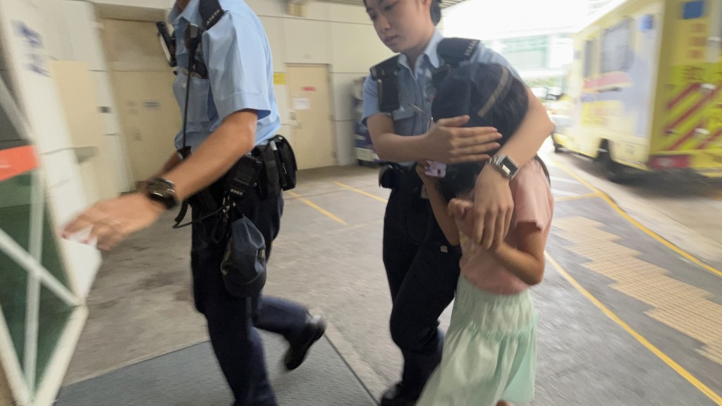 女兒由警員帶同到達醫院。蔡楚輝攝