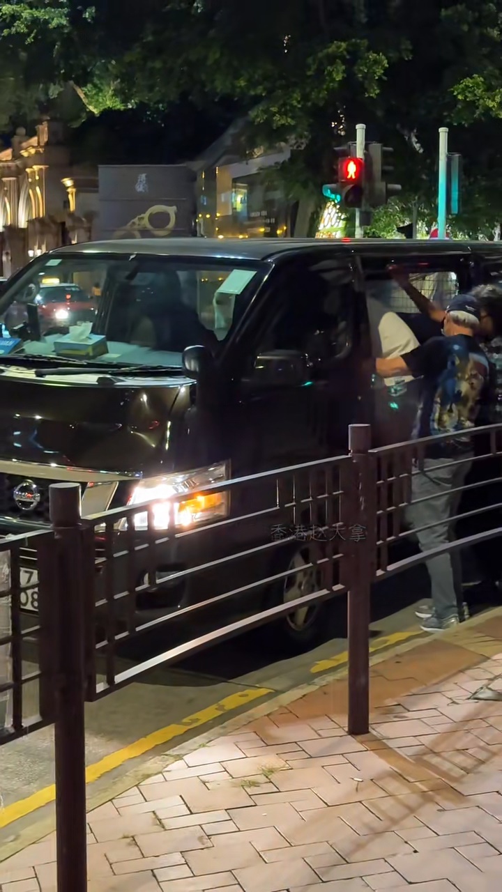盧海鵬整個身子進車後,要用十秒鐘才能坐低。 盧海鵬整個身子進車後,要用十秒鐘才能坐低。