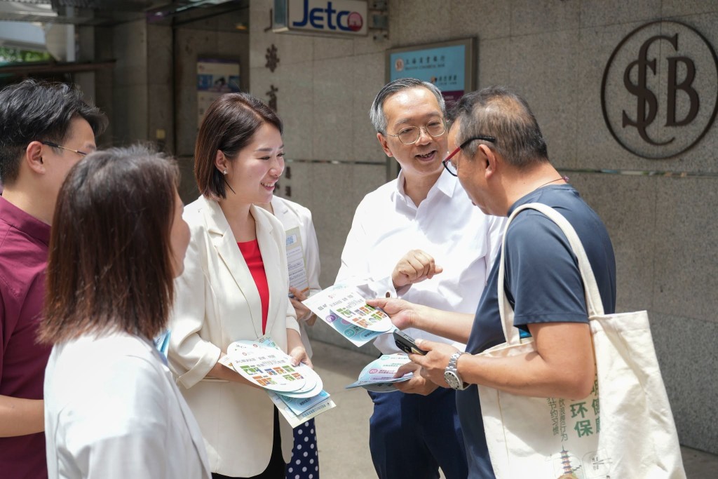 戴尚誠聯同立法會議員郭芙蓉到葵涌街站宣傳簡樸房制度。何永賢fb 戴尚誠聯同立法會議員郭芙蓉到葵涌街站宣傳簡樸房制度。何永賢fb