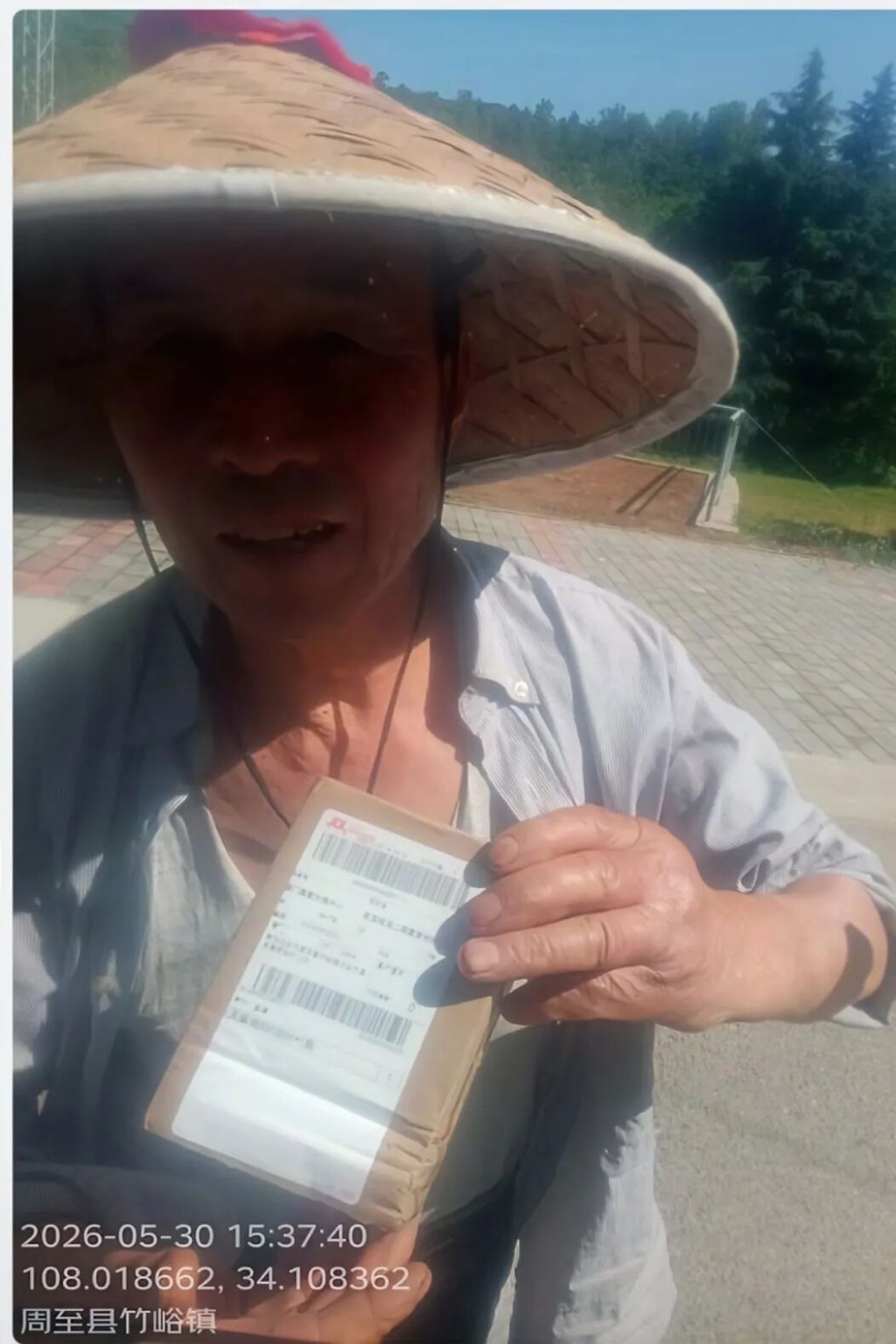 快递员拍下老父容颜，女上班族发文掀乡愁。