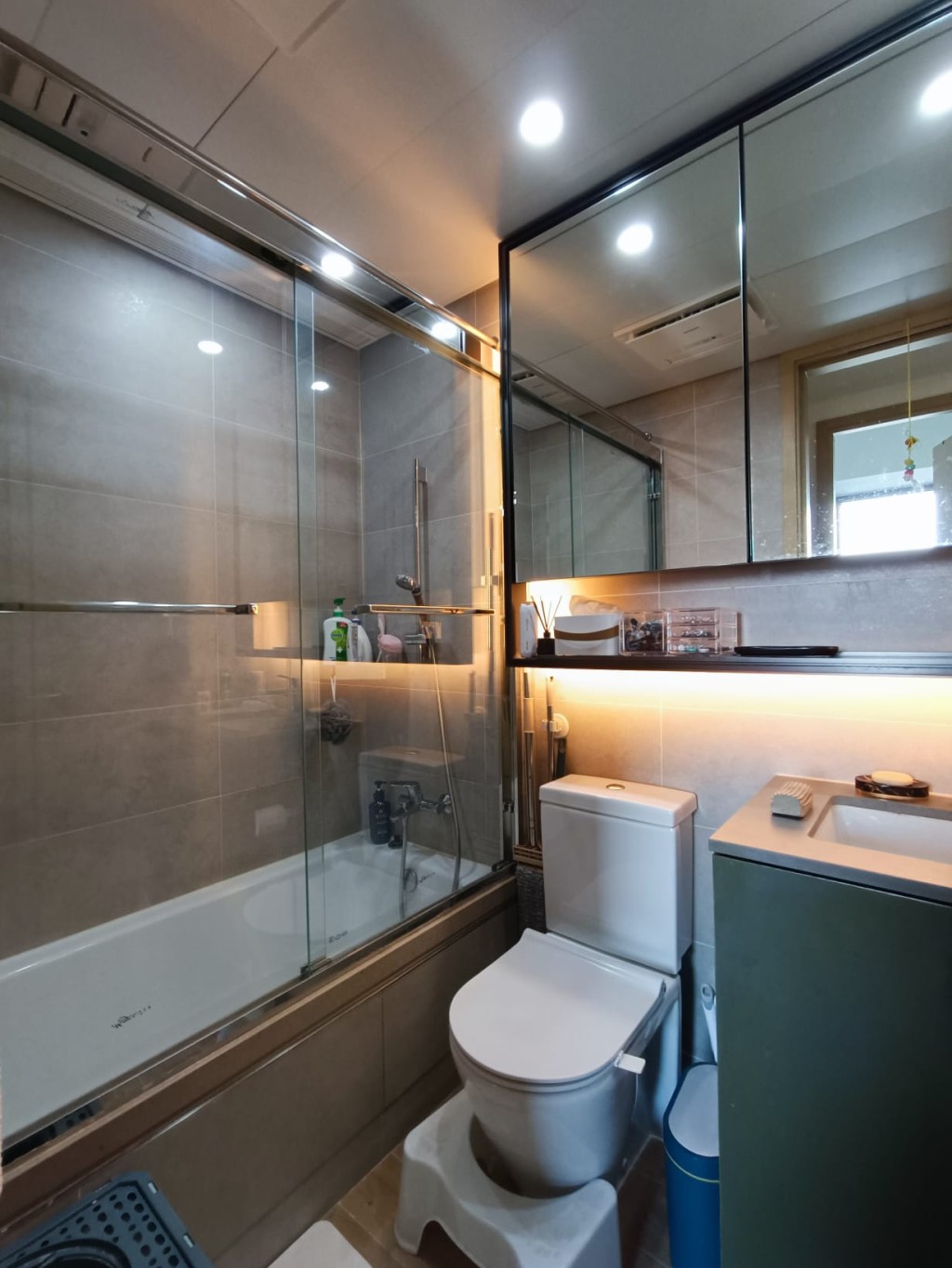 浴室設備齊全，有雙鏡櫃可擺放洗漱用品。