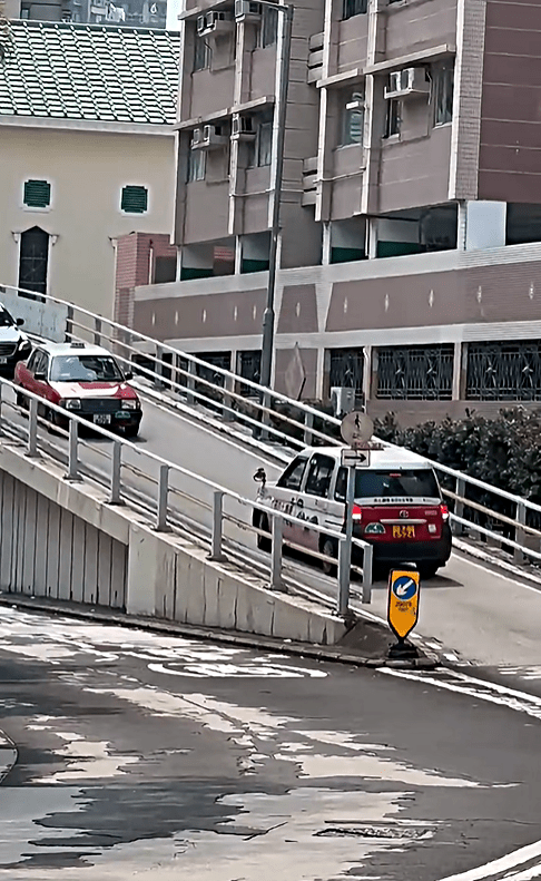 的士逆駕駛上般咸道天橋。fb：全港交通關注組🇭🇰
