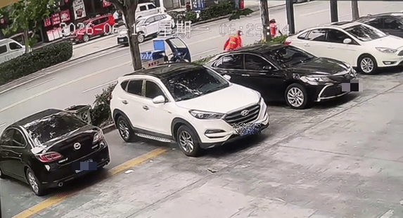 2清潔工事發前在馬路訪掃地。