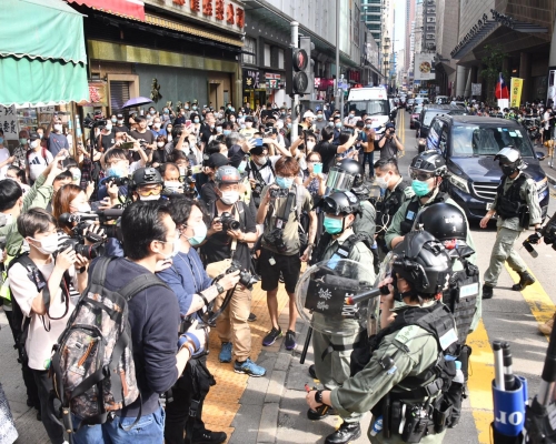 防暴警朗豪坊外驅散人群
