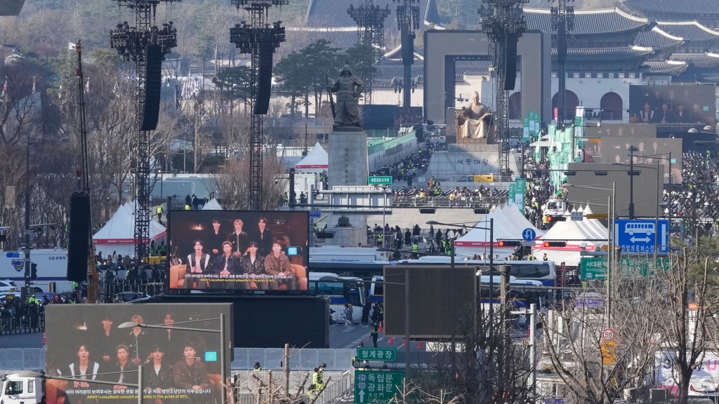 BTS光化门开唱,民众下午到场霸位。 路透社 BTS光化门开唱,民众下午到场霸位。 路透社