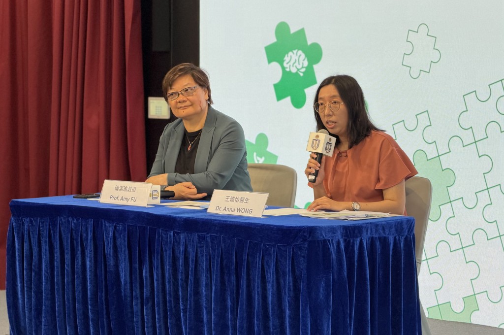 科大生命科學部研究助理教授王曉怡(右)指，首階段會以本港長者為主，若未來大灣區相關群體有意願參與，研究範圍有望進一步擴大