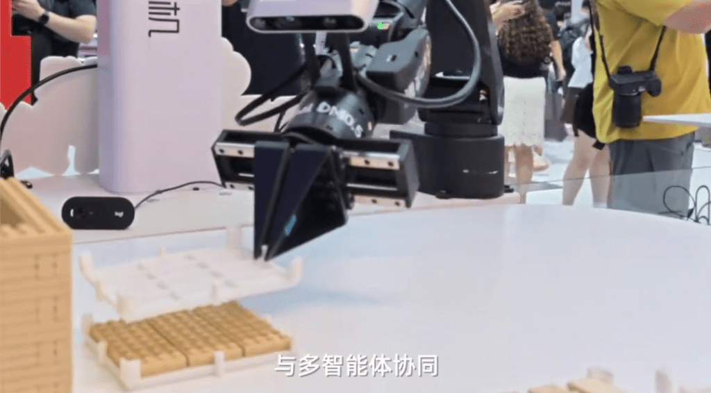 世界AI大會上，6台機械人挑戰15小時拼裝長城。 新華社
