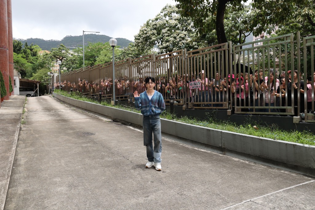 Anson Lo企定定讓傳媒拍照,後面勁多Fans。 Anson Lo企定定讓傳媒拍照,後面勁多Fans。