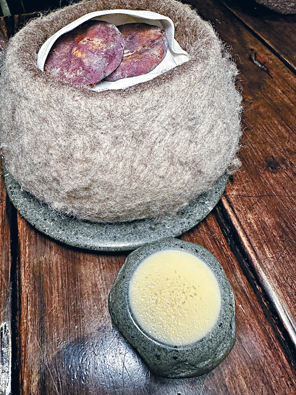 松软可口的Milcao马铃薯面包与自家制pajarito牛油。