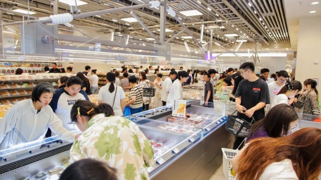 在幾多全門店,消費者在選購自己心儀的產品。圖:《瀟湘晨報》 在幾多全門店,消費者在選購自己心儀的產品。圖:《瀟湘晨報》
