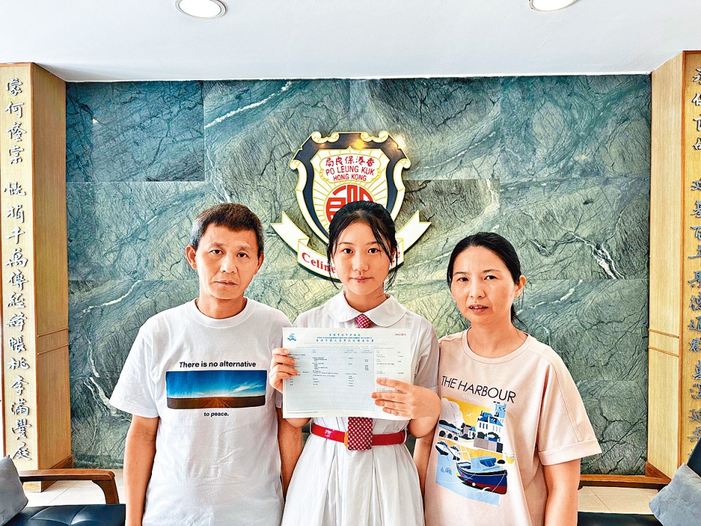 就讀保良局何蔭棠中學的李鈺彤（中），雖然出身自基層家庭，但仍無礙她於文憑試取得佳績，更獲港大醫科取錄。旁為她的父母。