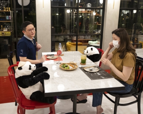 泰國曼谷有餐廳利用熊貓公仔陪伴客人用餐。AP圖片