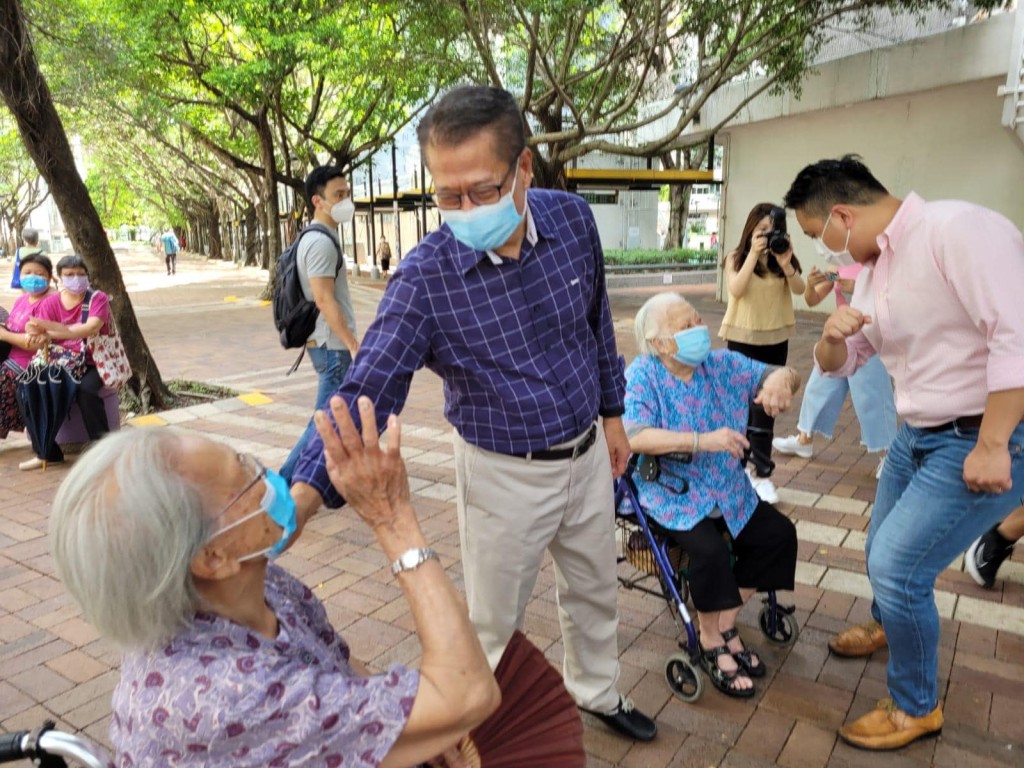 財政司司長陳茂波一行與途人打招呼，並提醒他們記得申請消費券。FB圖片