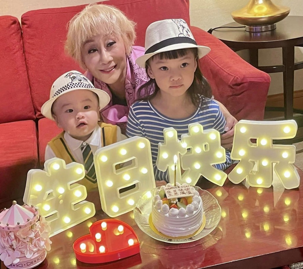陈曼娜去年与宝贝孙仔孙女庆祝生日。