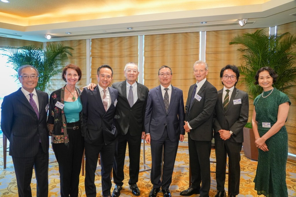 律政司司長林定國（右四）應邀出席香港美國商會午餐會。林定國FB圖片