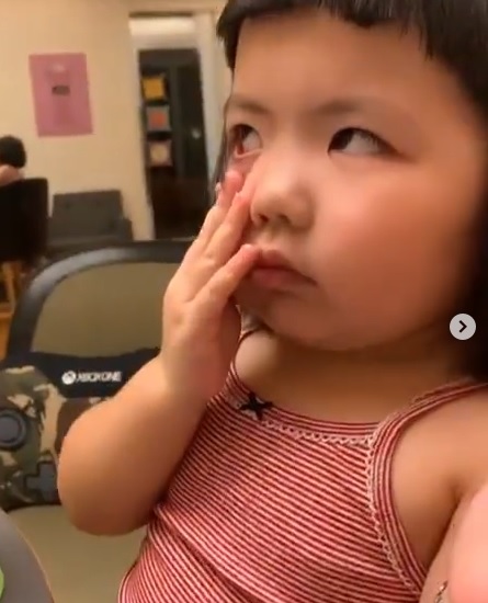她先扮鬼臉。
