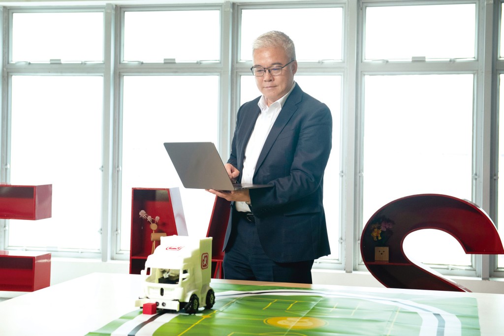 潘国英示范以氢燃料电池驱动的比赛小车,透过编程设定与手动操控,生动展示氢能转电能的原理。此举旨在让学生见证理论与实践的结合,激发他们在工程与编程领域的创意。 潘国英示范以氢燃料电池驱动的比赛小车,透过编程设定与手动操控,生动展示氢能转电能的原理。此举旨在让学生见证理论与实践的结合,激发他们在工程与编程领域的创意。