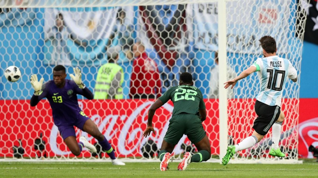 阿根廷球王美斯（右）在俄羅斯世盃攻入尼日利亞大門。