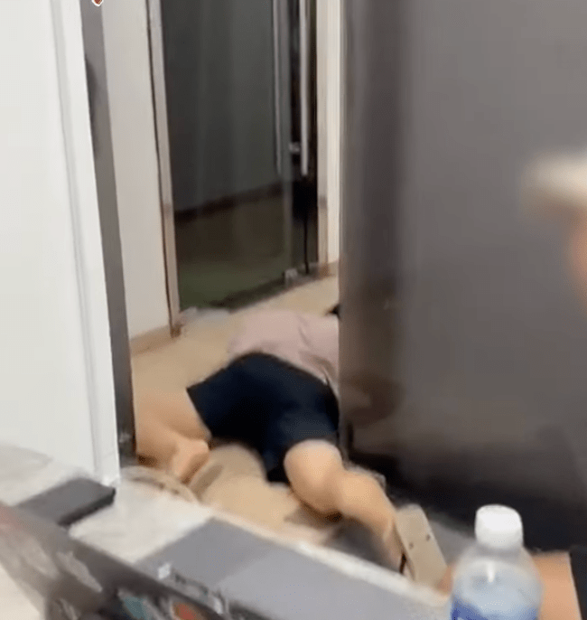 影片中,見到有兩名疑似林男辦公室的男職員,其中一人「趴地」,欲從門底的縫隙中窺視林男和女下屬在辦公室內的「戰況」,而另一名男職員亦從另一房間探頭張望。 影片中,見到有兩名疑似林男辦公室的男職員,其中一人「趴地」,欲從門底的縫隙中窺視林男和女下屬在辦公室內的「戰況」,而另一名男職員亦從另一房間探頭張望。