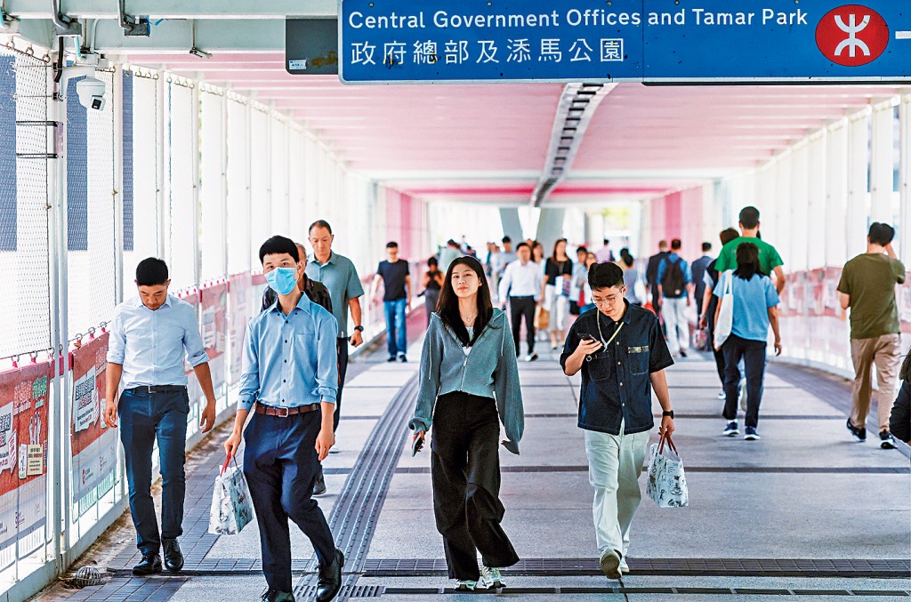 政府公務員隊伍現有逾17萬人。