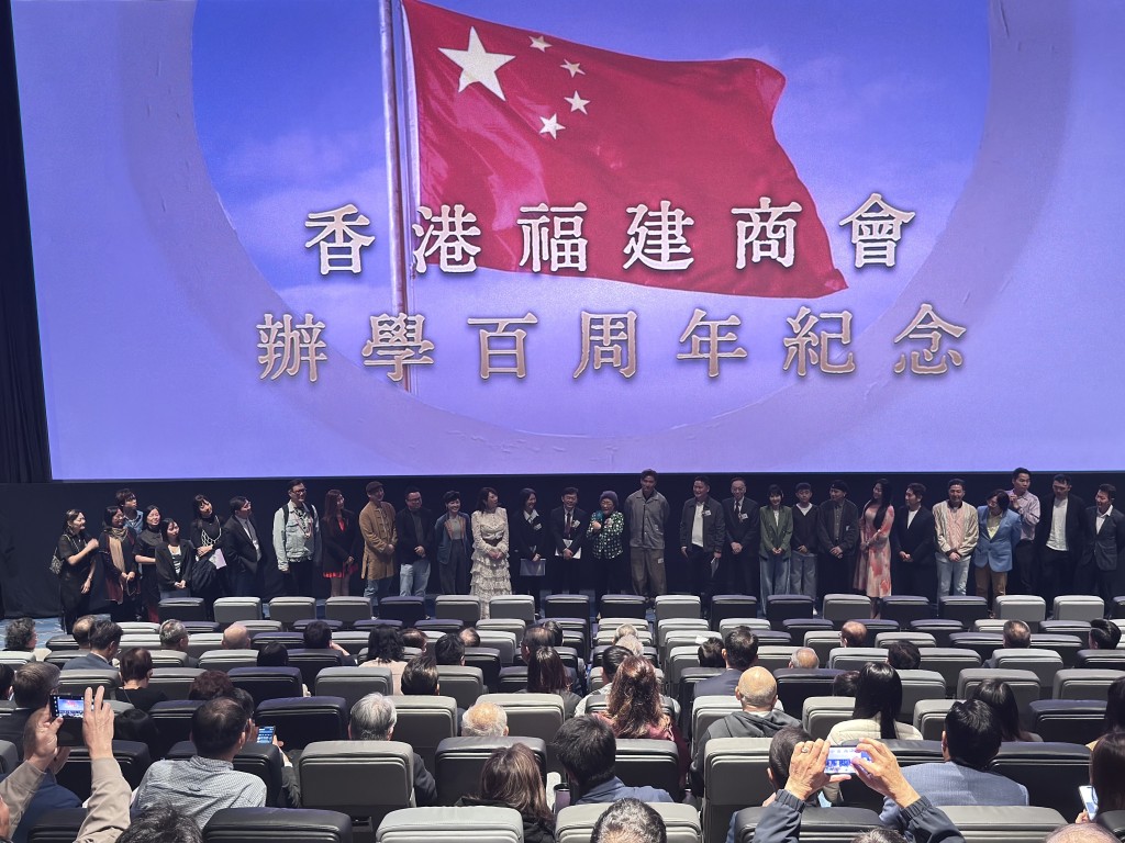 校監黃周娟娟率領男主角陳山聰、一眾專業演員及製作團隊謝票。