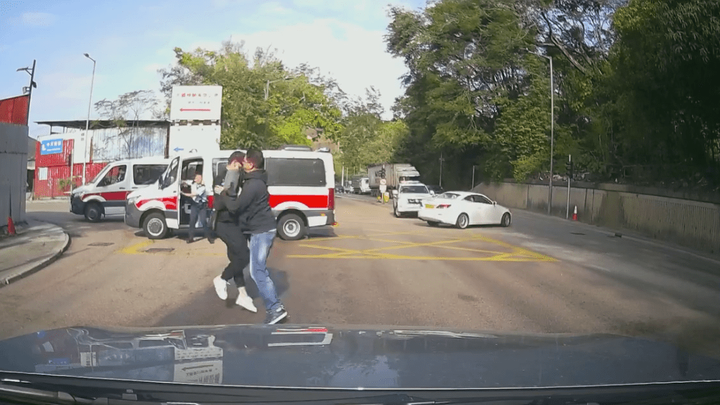 私家車未有停下，從警車空隙中穿插而過逃脫，跌落地的乘客淪為棄子。