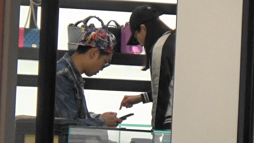 6號主動送包包畀打造女友做「港女」。