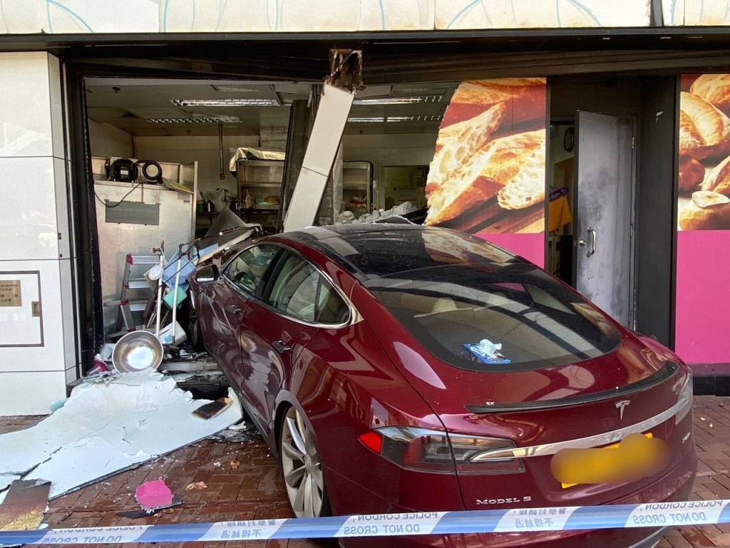 私家車撞毀外牆衝入麵包店工場。源琛薇攝     