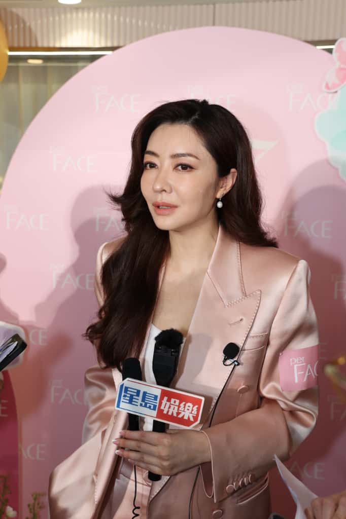 熊黛林在內地工作,與身在香港的老公郭可頌似小別勝新婚,笑指見面時老公特別黐身。 熊黛林在內地工作,與身在香港的老公郭可頌似小別勝新婚,笑指見面時老公特別黐身。