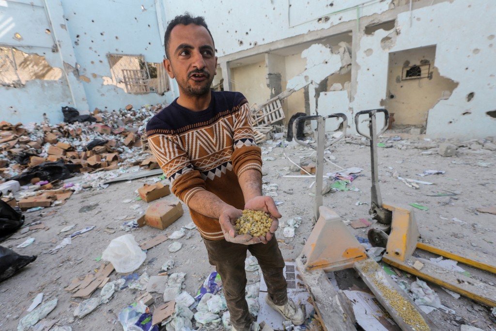 加沙中部努赛赖特难民营一个援助物资分发中心遭到空袭，造成严重破坏。路透社