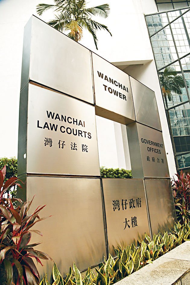 兩名散工及廚師早前承認在飛機上作出擾亂秩序的行為罪，分別判監禁16個月及10個月。