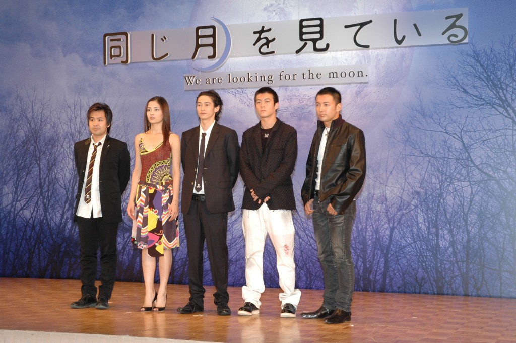 陳冠希（右二）與窪塚洋介（中）於2005年曾合拍日本電影《月光浪子》。