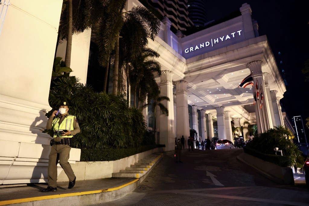 大批警员到发生6死命案的酒店调查。路透社